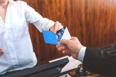 Gast die ruimte zeer belangrijke kaart nemen bij controlebureau stock afbeelding Gast die ruimte zeer belangrijke kaart nemen bij controlebureau stock afbeelding