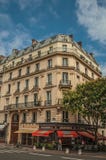 Gata med bagerit på ett hörn i en typisk parisisk gammal byggnad royaltyfria bilder Gata med bagerit på ett hörn i en typisk parisisk gammal byggnad royaltyfria bilder