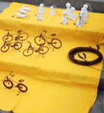 Gatakonst: cykel som göras med tråd och små spökar royaltyfria bilder Gatakonst: cykel som göras med tråd och små spökar royaltyfria bilder