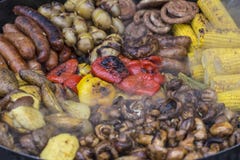 Gatamat Grönsaker och korvar grillade Läcker mat på festivalen arkivfoton Gatamat Grönsaker och korvar grillade Läcker mat på festivalen arkivfoton