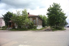 Gatan av en provinsiell ryssstad privat hus in patriarchally, traditionell ryssby fotografering för bildbyråer Gatan av en provinsiell ryssstad privat hus in patriarchally, traditionell ryssby fotografering för bildbyråer
