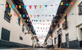 Gator och förberedelse för fiestaen av den Cajamarca karnevalet i Peru arkivbild Gator och förberedelse för fiestaen av den Cajamarca karnevalet i Peru arkivbild