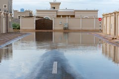 Gator som översvämmas i Förenadeen Arabemiraten efter ett häftigt regn arkivfoton Gator som översvämmas i Förenadeen Arabemiraten efter ett häftigt regn arkivfoton