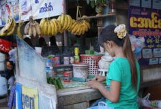 Gatuförsäljare som säljer betelsidor på Yangon arkivfoto Gatuförsäljare som säljer betelsidor på Yangon arkivfoto