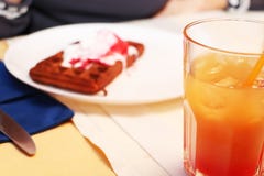 Gaufre belge sur une table dans un café photos stock Gaufre belge sur une table dans un café photos stock