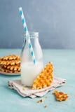 Gaufres croustillantes savoureuses avec du lait Photo stock Gaufres croustillantes savoureuses avec du lait Photo stock