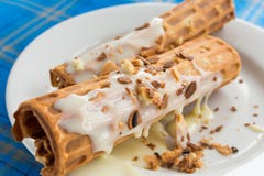 Gaufres faites maison avec du lait condensé sur le plan rapproché blanc de plat photos stock Gaufres faites maison avec du lait condensé sur le plan rapproché blanc de plat photos stock