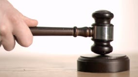 Gavel nel movimento lento eccellente che è tenuto Gavel nel movimento lento eccellente che è tenuto