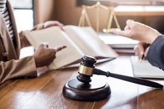 Gavel δικαστών με τις κλίμακες της δικαιοσύνης, της επιχειρηματία και των αρσενικού δικηγόρων ή του συμβούλου που συζητούν τα έγγ στοκ φωτογραφίες Gavel δικαστών με τις κλίμακες της δικαιοσύνης, της επιχειρηματία και των αρσενικού δικηγόρων ή του συμβούλου που συζητούν τα έγγ στοκ φωτογραφίες
