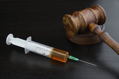 Gavel δικαστών και ιατρική σύριγγα εγχύσεων σε μαύρο ξύλινο Backg στοκ φωτογραφίες Gavel δικαστών και ιατρική σύριγγα εγχύσεων σε μαύρο ξύλινο Backg στοκ φωτογραφίες