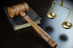 Gavel δικαστών, παλαιό βιβλίο, κλίμακα της δικαιοσύνης στο μαύρο πίνακα στοκ εικόνες με δικαίωμα ελεύθερης χρήσης Gavel δικαστών, παλαιό βιβλίο, κλίμακα της δικαιοσύνης στο μαύρο πίνακα στοκ εικόνες με δικαίωμα ελεύθερης χρήσης