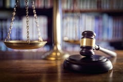 Gavel, κλίμακες της δικαιοσύνης και βιβλία νόμου Gavel, κλίμακες της δικαιοσύνης και βιβλία νόμου
