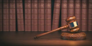 Gavel στο υπόβαθρο των εκλεκτής ποιότητας βιβλίων δικηγόρων Έννοια του νόμου απεικόνιση αποθεμάτων Gavel στο υπόβαθρο των εκλεκτής ποιότητας βιβλίων δικηγόρων Έννοια του νόμου απεικόνιση αποθεμάτων