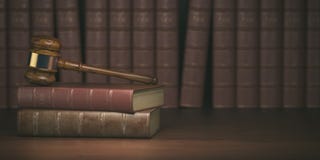 Gavel στο υπόβαθρο των εκλεκτής ποιότητας βιβλίων δικηγόρων Έννοια του νόμου απεικόνιση αποθεμάτων Gavel στο υπόβαθρο των εκλεκτής ποιότητας βιβλίων δικηγόρων Έννοια του νόμου απεικόνιση αποθεμάτων