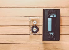 Gaveta video e cassete áudio do VHS em um backgro de madeira amarelo fotografia de stock Gaveta video e cassete áudio do VHS em um backgro de madeira amarelo fotografia de stock