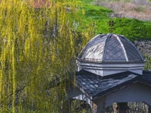 Gazebo antico piacevole nel parco fotografia stock libera da diritti Gazebo antico piacevole nel parco fotografia stock libera da diritti