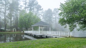 Gazebo na mo?cie i?? nad stawem obrazy stock Gazebo na mo?cie i?? nad stawem obrazy stock
