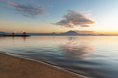 Gazebo przy Sanur pla?? z Mt Agung wulkanu t?em podczas wsch?d s?o?ca obraz stock Gazebo przy Sanur pla?? z Mt Agung wulkanu t?em podczas wsch?d s?o?ca obraz stock