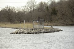 Gazebo på vattnets kant royaltyfria bilder Gazebo på vattnets kant royaltyfria bilder