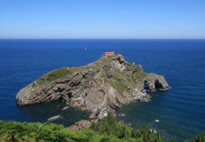 Gaztelugatxe na baía de Biscaia, país Basque, Espanha foto de stock Gaztelugatxe na baía de Biscaia, país Basque, Espanha foto de stock