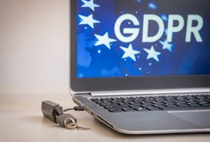 GDPR-Concept, laptop met USB, sloot met hangslot en het belangrijkste GDPR-pictogram op de het laptop scherm, Cybersecurity en in royalty-vrije stock fotografie GDPR-Concept, laptop met USB, sloot met hangslot en het belangrijkste GDPR-pictogram op de het laptop scherm, Cybersecurity en in royalty-vrije stock fotografie