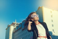 GDPR - donna che nasconde il suo fronte con un'iscrizione GDPR fotografie stock libere da diritti GDPR - donna che nasconde il suo fronte con un'iscrizione GDPR fotografie stock libere da diritti