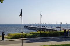 Gdynia Orlowo, άνθρωποι που περπατά κατά μήκος της αποβάθρας την ηλιόλουστη ημέρα Στοκ εικόνες με δικαίωμα ελεύθερης χρήσης Gdynia Orlowo, άνθρωποι που περπατά κατά μήκος της αποβάθρας την ηλιόλουστη ημέρα Στοκ εικόνες με δικαίωμα ελεύθερης χρήσης