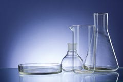 Geassorteerd leeg laboratoriumglaswerk, test-buizen Groene toon medische achtergrond De ruimte van het exemplaar stock foto's Geassorteerd leeg laboratoriumglaswerk, test-buizen Groene toon medische achtergrond De ruimte van het exemplaar stock foto's