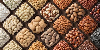 Geassorteerde notenachtergrond, grote mengelingszaden ruwe voedingsmiddelen: pecannoot, hazelnoten, okkernoten, pistaches, amande stock afbeeldingen Geassorteerde notenachtergrond, grote mengelingszaden ruwe voedingsmiddelen: pecannoot, hazelnoten, okkernoten, pistaches, amande stock afbeeldingen