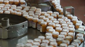 Geautomatiseerde productie van geneesmiddelen Verpakking van tabletten in een glascontainer stock videobeelden Geautomatiseerde productie van geneesmiddelen Verpakking van tabletten in een glascontainer stock videobeelden