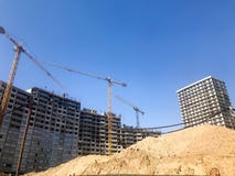 Geb?ude mithilfe der Baukr?ne des hohen Stahlbetons, Platte, Formrahmen, Rahmenblockh?user, Geb?ude stockfoto Geb?ude mithilfe der Baukr?ne des hohen Stahlbetons, Platte, Formrahmen, Rahmenblockh?user, Geb?ude stockfoto
