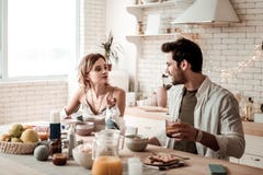 Gebaarde knappe positieve mens in een wit overhemd het drinken jus d'orange royalty-vrije stock foto Gebaarde knappe positieve mens in een wit overhemd het drinken jus d'orange royalty-vrije stock foto