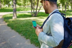 Gebaarde mens die smartphone gebruiken stock fotografie Gebaarde mens die smartphone gebruiken stock fotografie