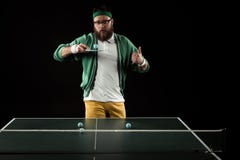 gebaarde tennisspeler die duim tonen terwijl het praktizeren in tennis royalty-vrije stock foto gebaarde tennisspeler die duim tonen terwijl het praktizeren in tennis royalty-vrije stock foto