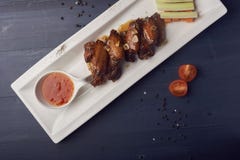 Gebackene Hühnerflügel mit Knoblauch und Gurke und Karotten Nahrungsmittelhintergrund mit Exemplar-Platz Beschneidungspfad einges stockfotos Gebackene Hühnerflügel mit Knoblauch und Gurke und Karotten Nahrungsmittelhintergrund mit Exemplar-Platz Beschneidungspfad einges stockfotos