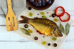 Gebackener Fischkarpfen, angefüllter grüner Pfeffer und Trauben stockfotografie Gebackener Fischkarpfen, angefüllter grüner Pfeffer und Trauben stockfotografie