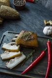 Gebackener Schweinebauch mit Gewürzen, Thymian, bitterer Pfeffer, frisches Brot r r Dunkles h?lzernes lizenzfreie stockbilder Gebackener Schweinebauch mit Gewürzen, Thymian, bitterer Pfeffer, frisches Brot r r Dunkles h?lzernes lizenzfreie stockbilder