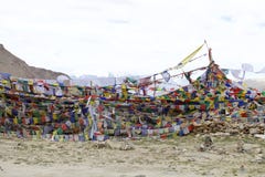 Gebedvlaggen bij de bergpas in Ladakh, India stock fotografie Gebedvlaggen bij de bergpas in Ladakh, India stock fotografie