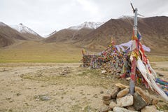 Gebedvlaggen bij de bergpas in Ladakh, India stock foto's Gebedvlaggen bij de bergpas in Ladakh, India stock foto's