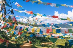 Gebetsflagge in Shangrila, Yunnan, mit blauem Himmel und Wolke lizenzfreies stockbild Gebetsflagge in Shangrila, Yunnan, mit blauem Himmel und Wolke lizenzfreies stockbild