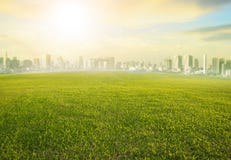 Gebied van het land scape wijd het groene gras en de moderne bouw van stedelijk s royalty-vrije stock fotografie Gebied van het land scape wijd het groene gras en de moderne bouw van stedelijk s royalty-vrije stock fotografie