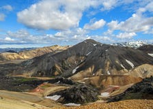 Gebirgs- und Rhyolithberge Blahnukur bedeckt mit Schnee in geothermischer Region Landmannalaugar, Süd-Island lizenzfreies stockbild Gebirgs- und Rhyolithberge Blahnukur bedeckt mit Schnee in geothermischer Region Landmannalaugar, Süd-Island lizenzfreies stockbild
