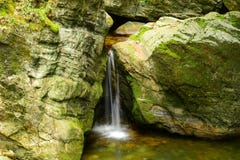 Gebirgsquellwasser lizenzfreie stockfotografie Gebirgsquellwasser lizenzfreie stockfotografie