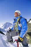 Gebirgssteigen des jungen Mannes auf schneebedeckter Spitze lizenzfreie stockfotografie Gebirgssteigen des jungen Mannes auf schneebedeckter Spitze lizenzfreie stockfotografie