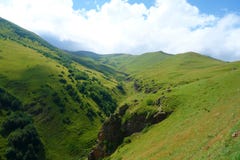 Gebirgszug auf einem Wanderweg von Stepantsminda zu Gergeti-Gletscher, der fortfährt, Kazbek in Georgia anzubringen stockbild Gebirgszug auf einem Wanderweg von Stepantsminda zu Gergeti-Gletscher, der fortfährt, Kazbek in Georgia anzubringen stockbild
