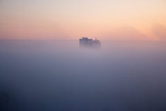 Gebouwen in ochtendnevel Panorama van nevelige stad Mistige cityscape Zonsopgang en mist over stadsgebouwen royalty-vrije stock afbeelding Gebouwen in ochtendnevel Panorama van nevelige stad Mistige cityscape Zonsopgang en mist over stadsgebouwen royalty-vrije stock afbeelding