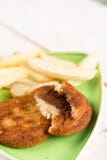 Gebraden die visvleesburgers met frieten op de plaat wordt gediend stock foto's Gebraden die visvleesburgers met frieten op de plaat wordt gediend stock foto's