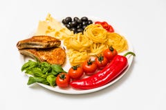 Gebraden varkensvleesribben met spaghetti, kersentomaten, basilicum, olijven, hete peper en kaas Stock Afbeelding Gebraden varkensvleesribben met spaghetti, kersentomaten, basilicum, olijven, hete peper en kaas Stock Afbeelding