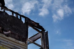 gebrande zwarte ruimte na brand branden-onderaan huis Stock Afbeeldingen gebrande zwarte ruimte na brand branden-onderaan huis Stock Afbeeldingen