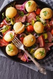 Gebratener Speck mit Kartoffeln auf einer Plattennahaufnahme Vertikale Draufsicht Lizenzfreies Stockbild Gebratener Speck mit Kartoffeln auf einer Plattennahaufnahme Vertikale Draufsicht Lizenzfreies Stockbild